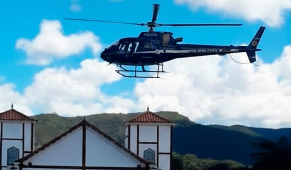 Helicóptero na Praça da Matriz e Possíveis Danos no Telhado