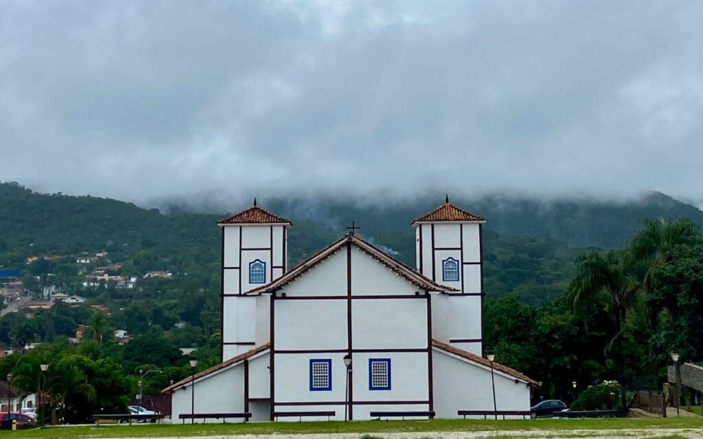 Igreja Matriz de Pirenópolis Vista de Costas em Dia de Neblina