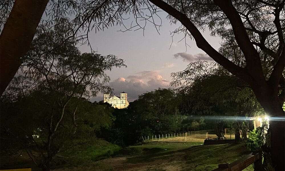 Igreja Matriz em Pirenopolis vista da Meia Ponte