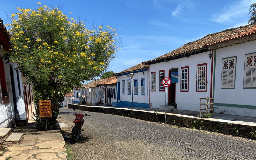 Descubra a Imagem do Dia em Pirenópolis: Rua Direita e Encante-se