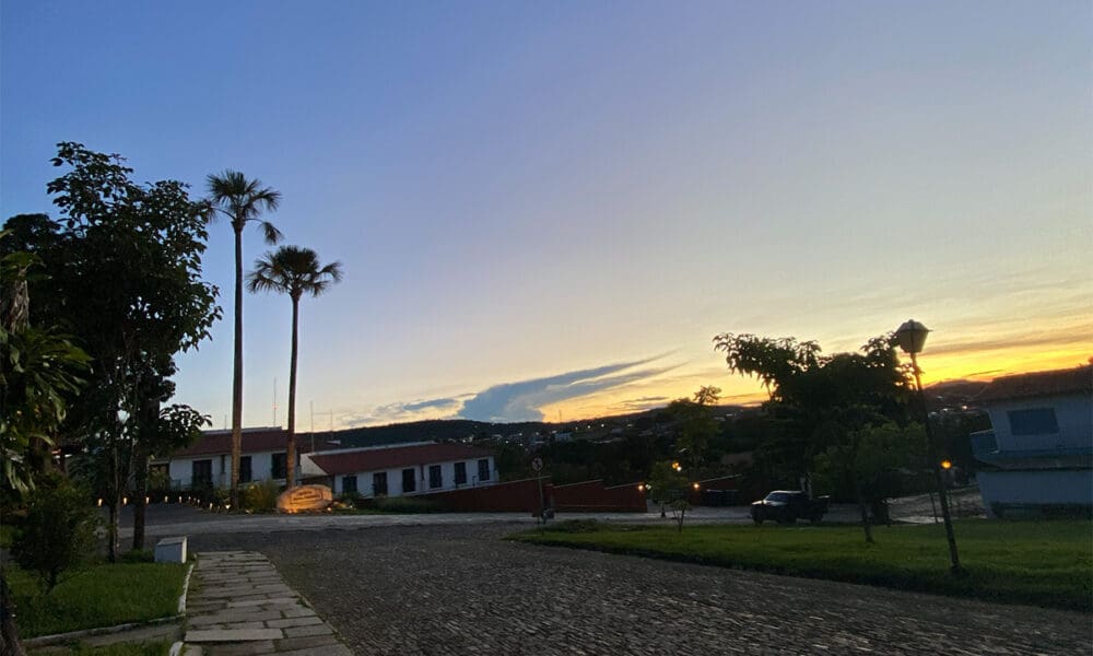 Pôr do sol na Praça do Bonfim em Pirenópolis ilumina horizonte