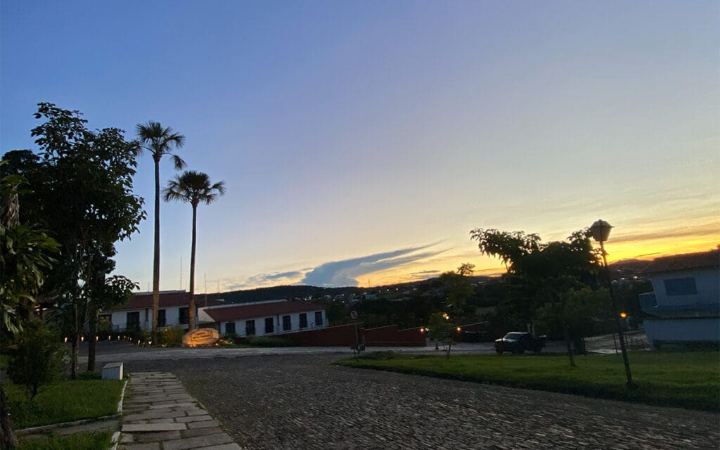 Pôr do sol na Praça do Bonfim em Pirenópolis ilumina horizonte