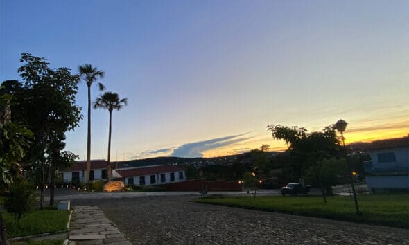 Pôr do sol na Praça do Bonfim em Pirenópolis ilumina horizonte