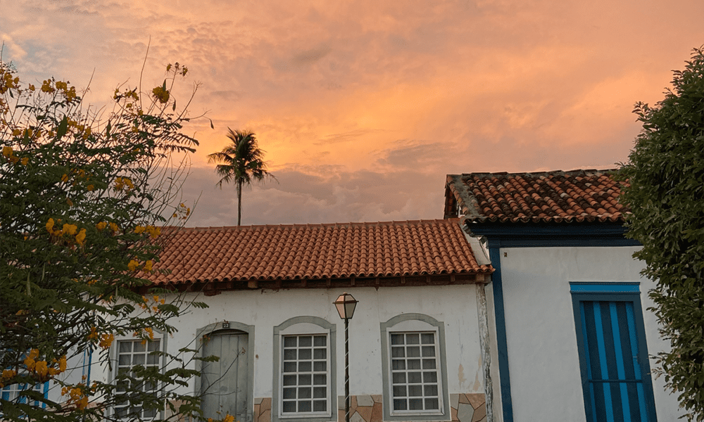 pôr do sol na rua direita, Rua Direita, centro histórico de Pirenópolis, patrimônio histórico, arquitetura colonial, turismo em Pirenópolis, paisagem urbana