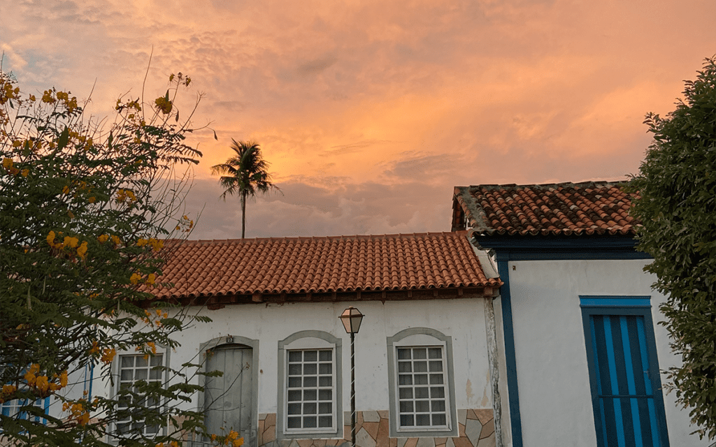 Pôr do sol na Rua Direita em Pirenópolis: Uma Experiência Mágica