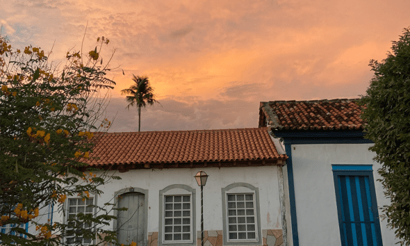 pôr do sol na rua direita, Rua Direita, centro histórico de Pirenópolis, patrimônio histórico, arquitetura colonial, turismo em Pirenópolis, paisagem urbana