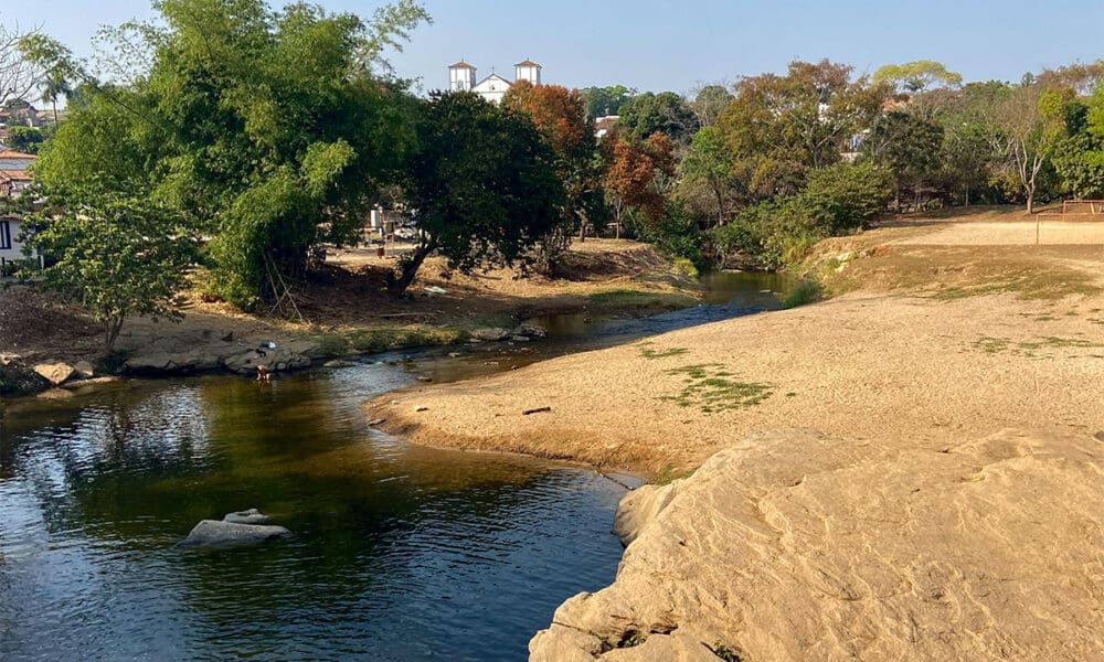 Rio das Almas Pirenópolis: paisagem sob a Meia Ponte