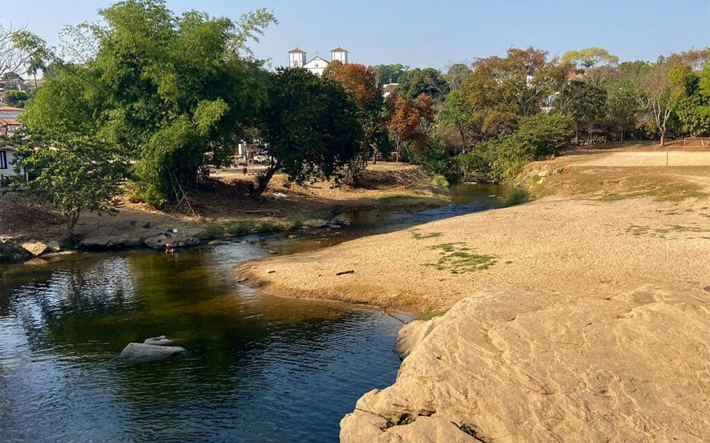 Rio das Almas Pirenópolis: paisagem sob a Meia Ponte