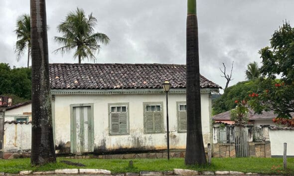 Rua Aurora em Pirenópolis em dia nublado e chuvoso