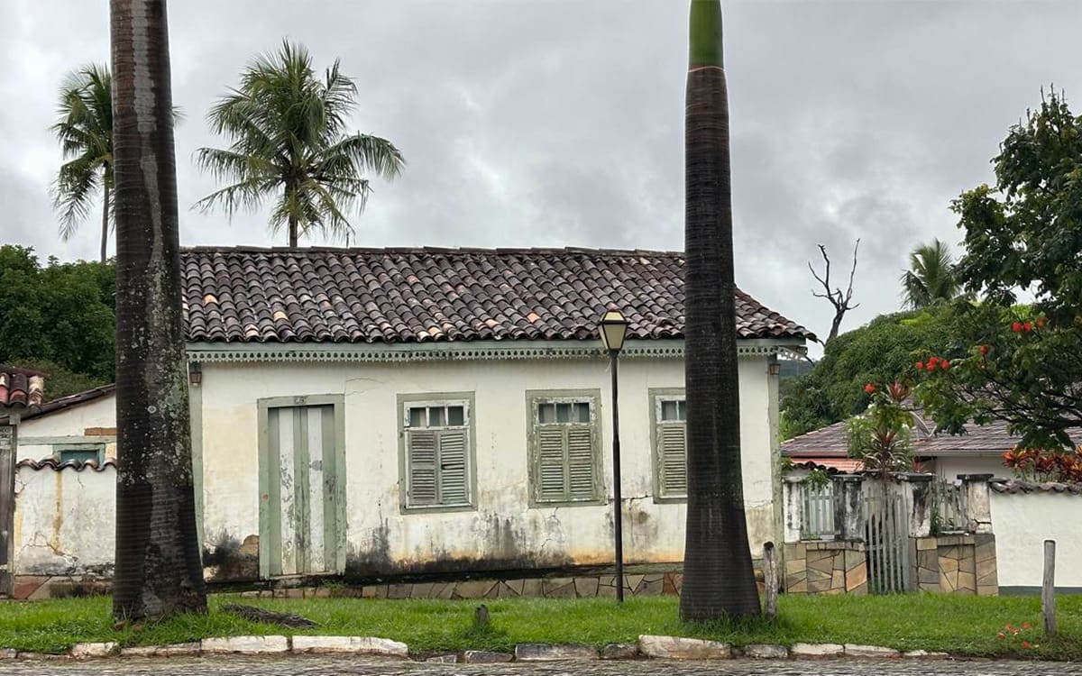 Rua Aurora em Pirenópolis em dia nublado e chuvoso