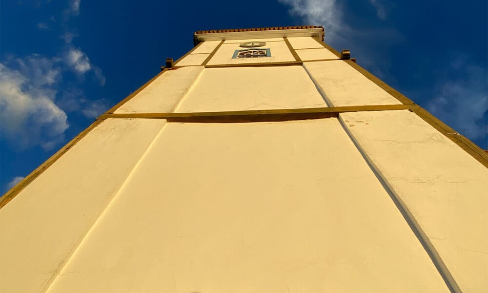 Torre da Igreja da Matriz em destaque no céu azul