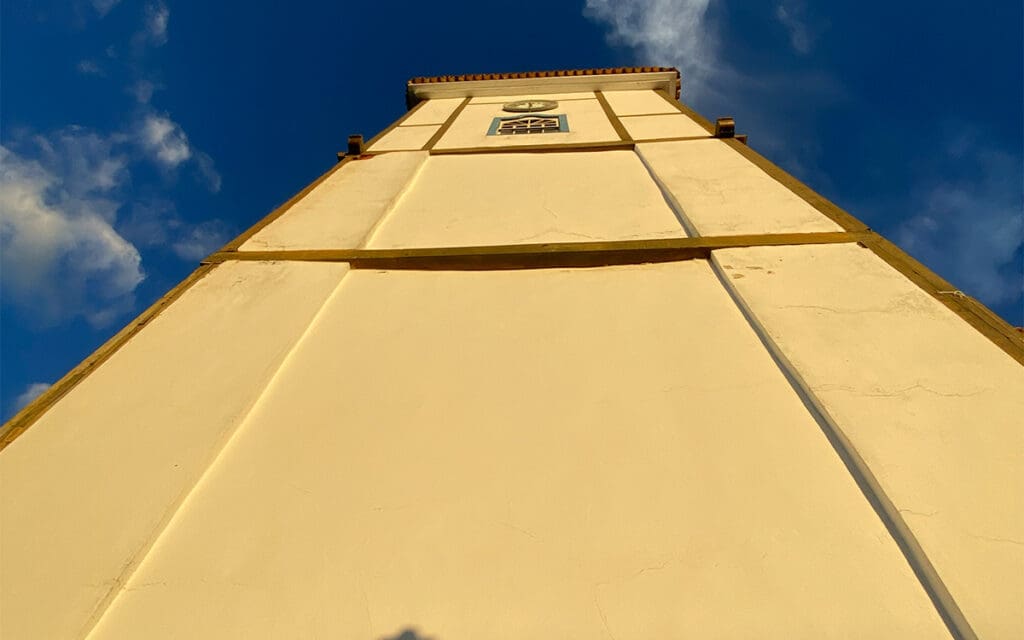 Torre da Igreja da Matriz em Destaque no Céu Azul: Um Ícone de Beleza
