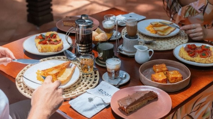 Uma boa sugestão é aproveitar os cafés e a mesa farta do Boarã Lodge Natureza e Café