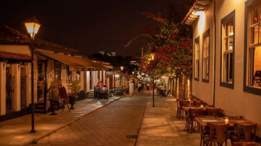 Luzes, música e conversas nas calçadas criam um ambiente que mistura celebração e convivência