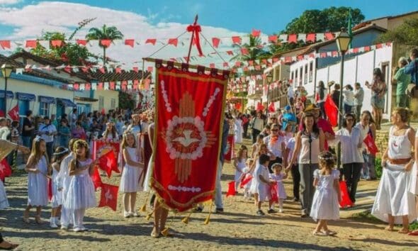 Festa do Divino 2026 já tem data e vai emocionar Pirenópolis A Festa do Divino Espírito Santo de Pirenópolis 2026 acontece de 5 de abril a 4 de junho