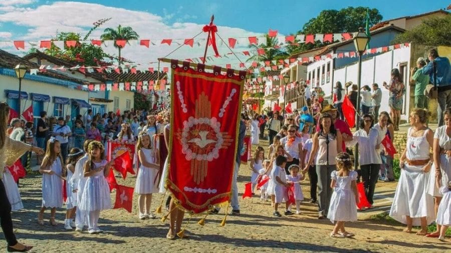 A Festa do Divino Espírito Santo de Pirenópolis 2026 acontece de 5 de abril a 4 de junho