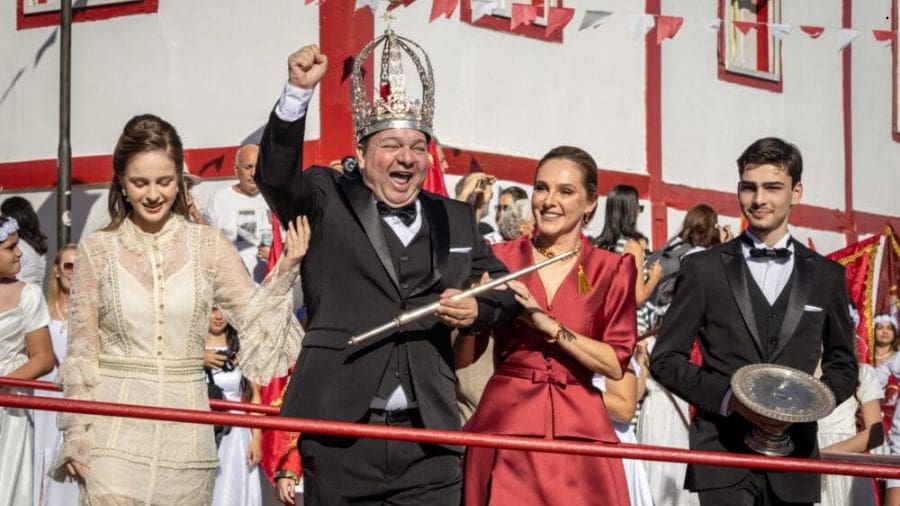 Uma das figuras centrais da Festa do Divino é o Imperador do Divino, personagem que representa simbolicamente a realeza e a devoção