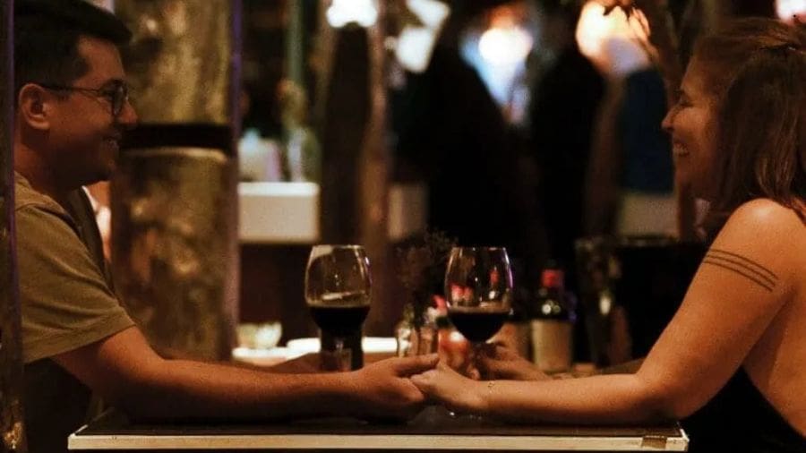 Restaurantes e bares oferecem pratos típicos, petiscos e bebidas que ajudam a compor a experiência