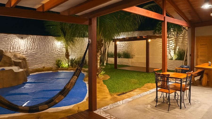 Uma ideia sensacional é se hospedar em Airbnbs como a Tapera da Vila