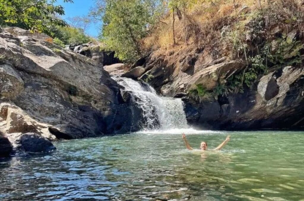 Cachoeira Meia Lua encanta com poços naturais, fácil acesso e beleza singular a poucos minutos do centro de Pirenópolis