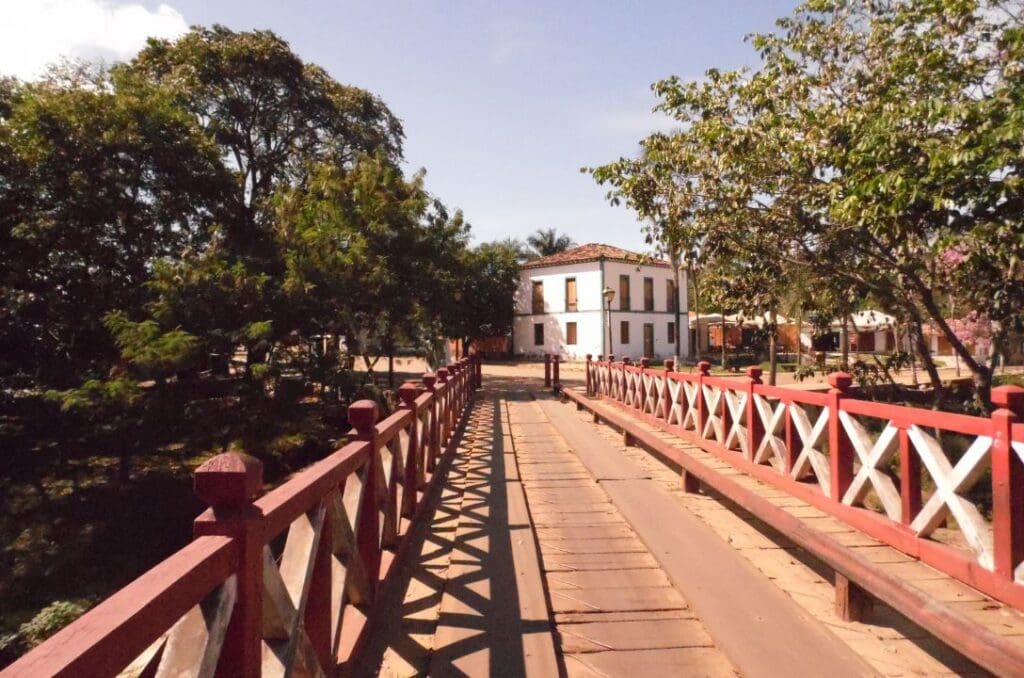 As principais cachoeiras de Pirenópolis ficam na zona rural e exigem deslocamento de veículo.