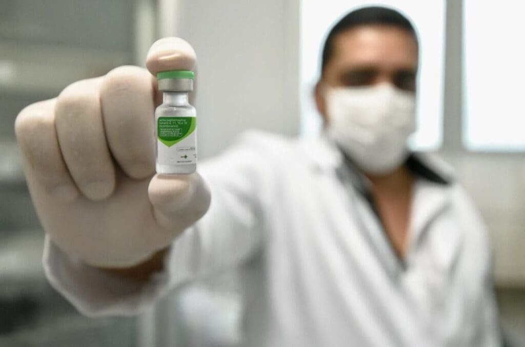 Goiás amplia vacinação contra o HPV para jovens de 15 a 19 anos A convocação faz parte da estratégia nacional de resgate vacinal