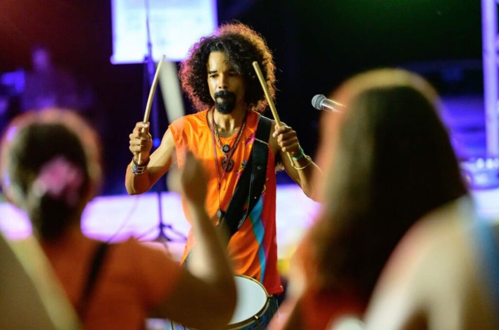 O Carnaval de Pirenópolis não copia modelos. Ele preserva tradições, valoriza artistas locais e mantém viva a cultura popular