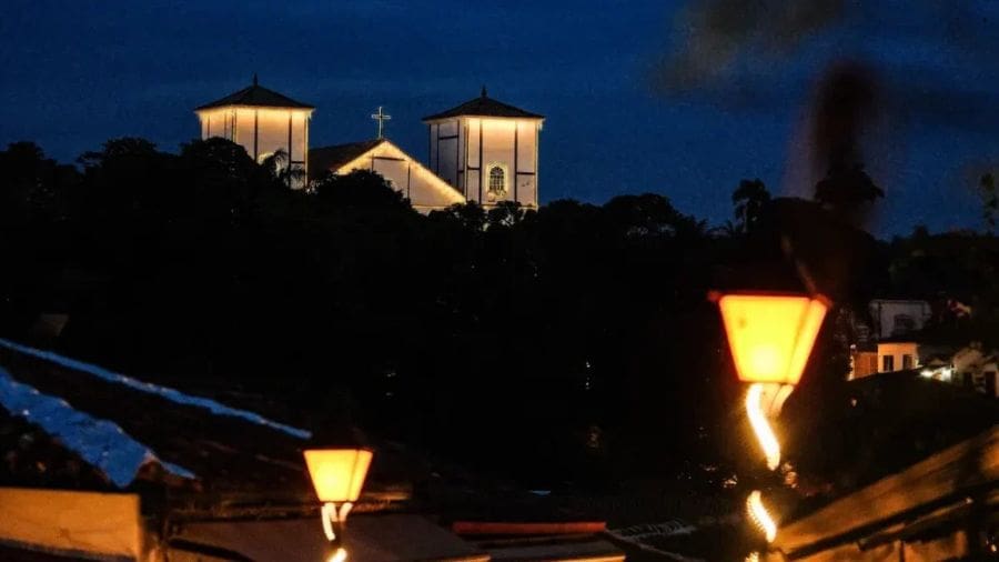 A iluminação do centro histórico cria um cenário especial, e a temperatura agradável ajuda a manter a energia lá em cima