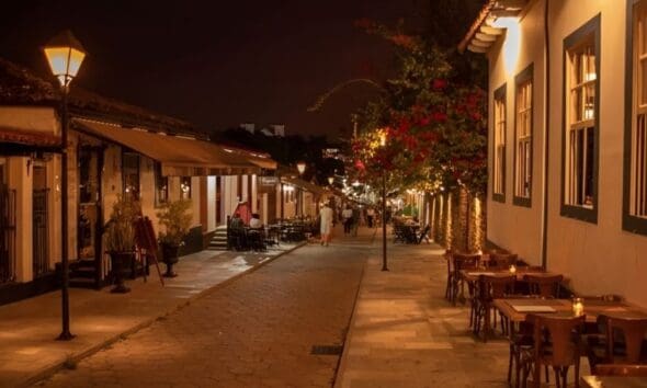 A segunda-feira de carnaval à noite em Pirenópolis reúne o auge da energia da folia