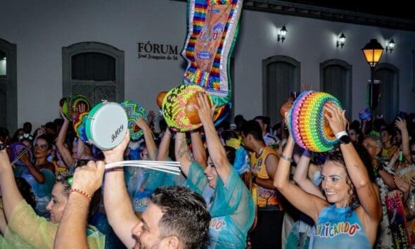 A programação deste sábado reúne blocos de rua, cortejos e atividades culturais