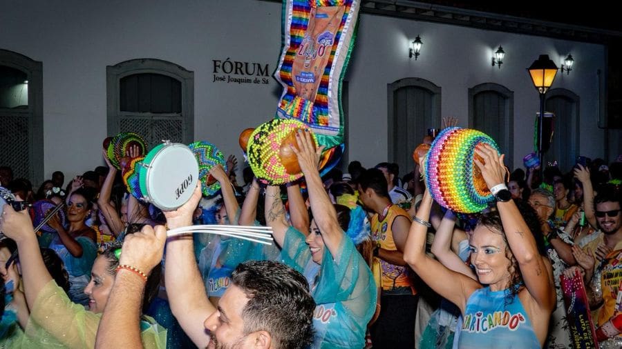 A programação deste sábado reúne blocos de rua, cortejos e atividades culturais