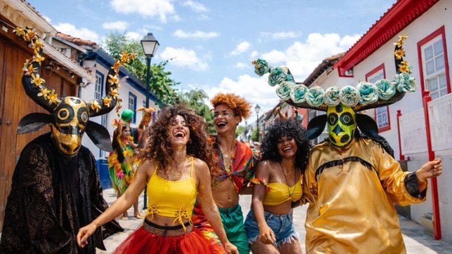 A programação deste sábado reúne blocos de rua, cortejos e atividades culturais que se espalham por diferentes pontos da cidade
