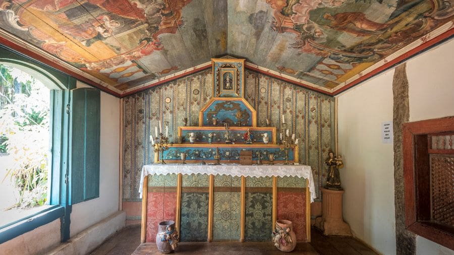 Capela da Fazenda Babilônia revela história viva em Piri