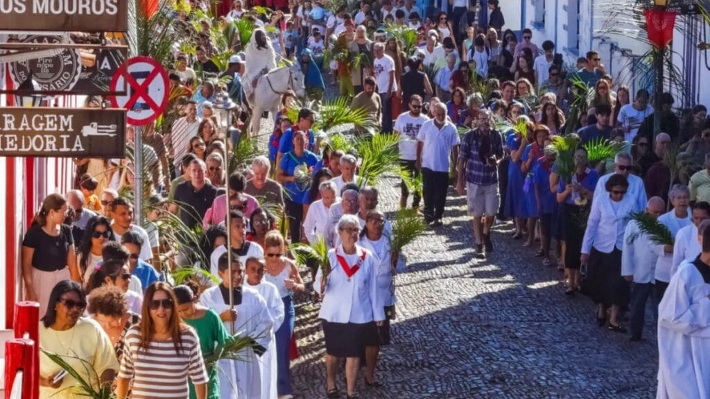 A Procissão do Domingo de Ramos representa um encontro entre tradição, memória e pertencimento