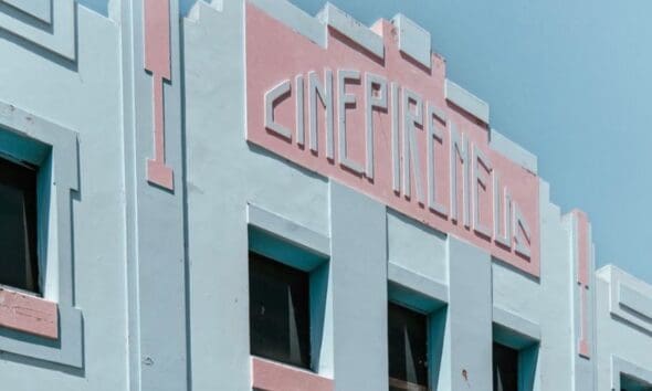 A histórica fachada do Cine Pireneus em Pirenópolis