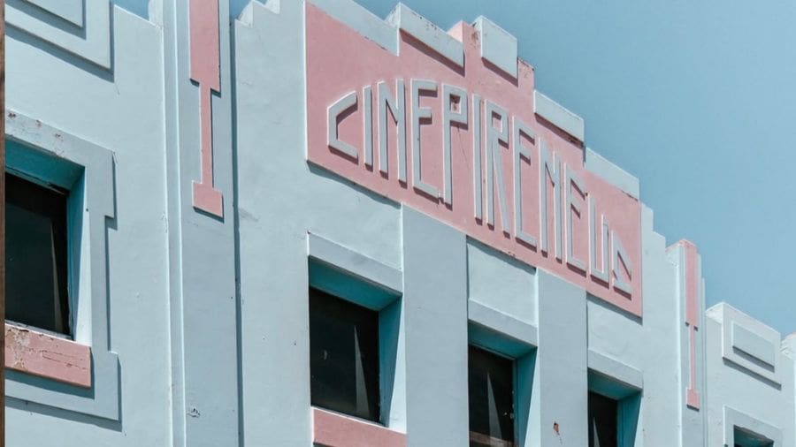 A histórica fachada do Cine Pireneus em Pirenópolis