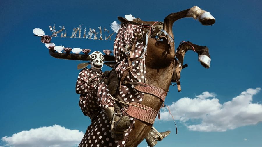 Fernando Young lançou o livro e a exposição Curucucu divino, trabalho autoral inspirado nas tradicionais Cavalhadas de Pirenópolis