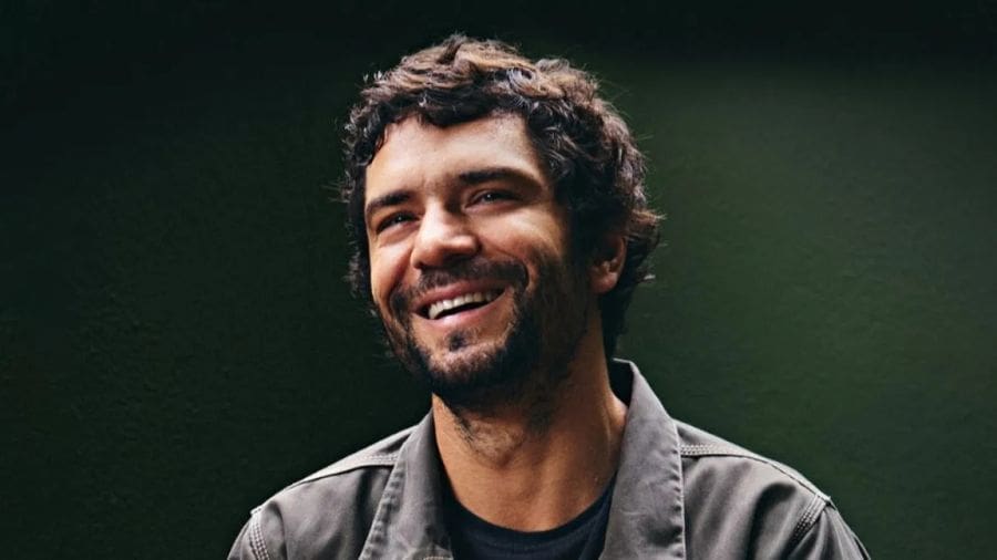 Antes de desenvolver o projeto sobre as Cavalhadas, Fernando Young já possuía uma carreira consolidada na fotografia e no audiovisual