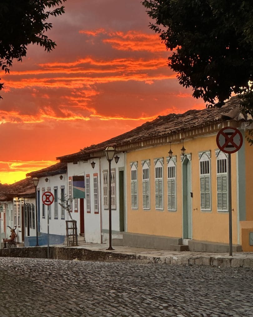 Existem tardes, como a registrada nesta foto, em que o céu parece realmente pegar fogo