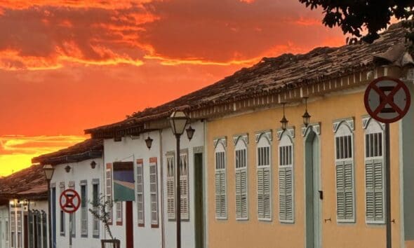 Pôr do sol em Pirenópolis transforma paisagem em espetáculo