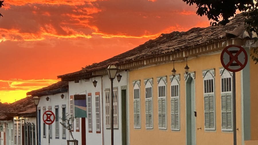 Pôr do sol em Pirenópolis transforma paisagem em espetáculo