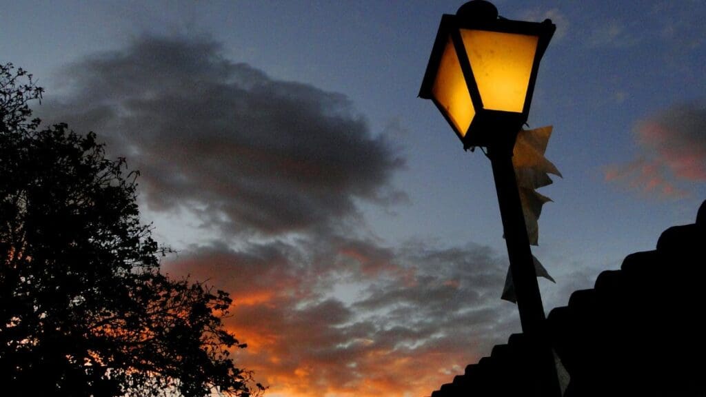 O charme do poste colonial ao entardecer em Piri