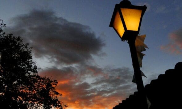 O charme do poste colonial ao entardecer em Piri
