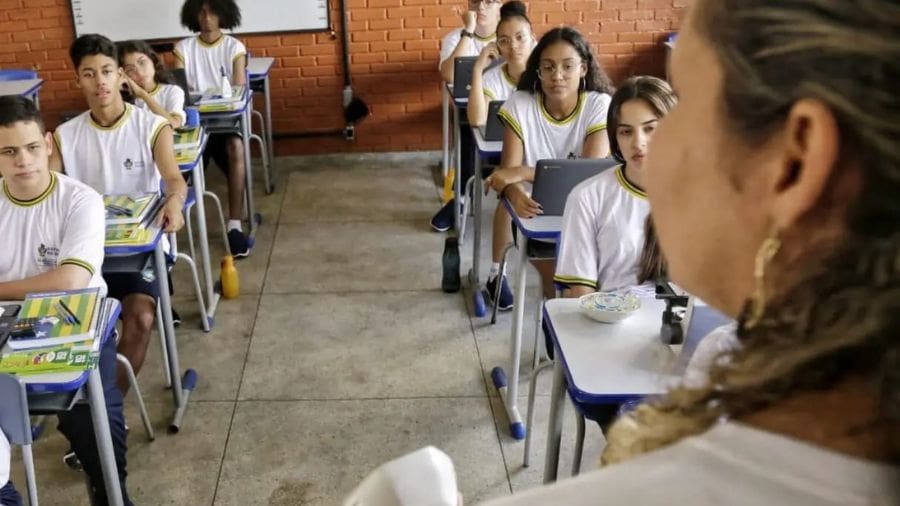 Reajuste salarial para professores é sancionado em Goiás