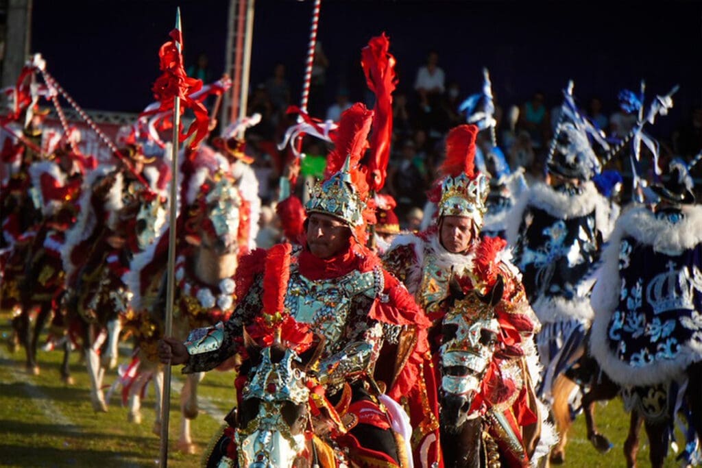 Cavalhadas Pirenópolis 2026: 200 anos e programação imperdível