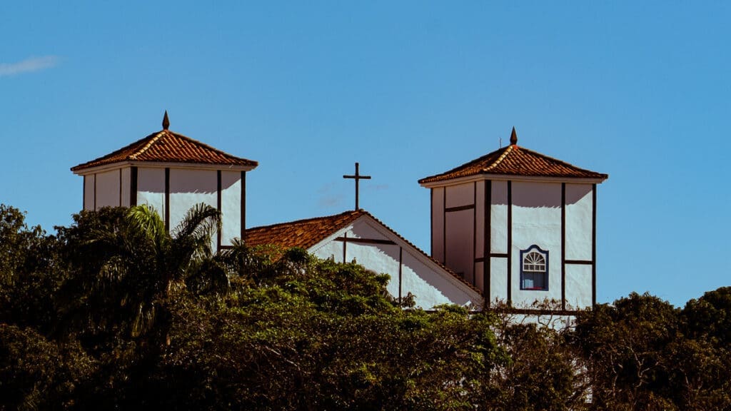 Igreja Matriz em Pirenópolis surge entre a vegetação e encanta visitantes
