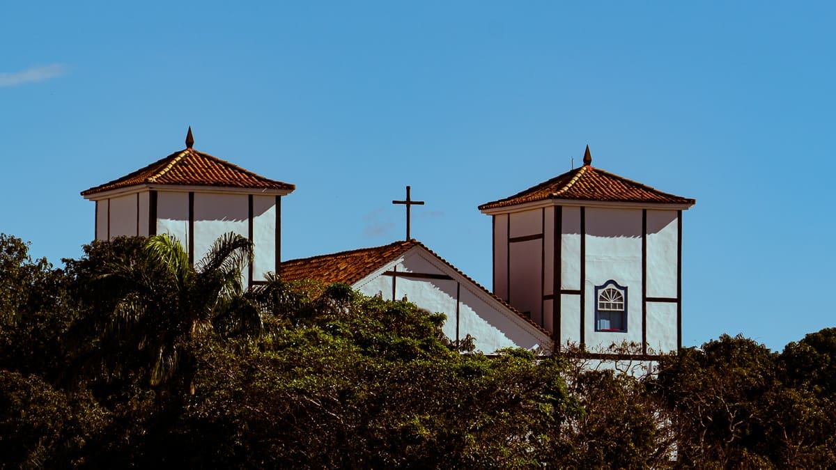 Igreja Matriz em Pirenópolis surge entre a vegetação