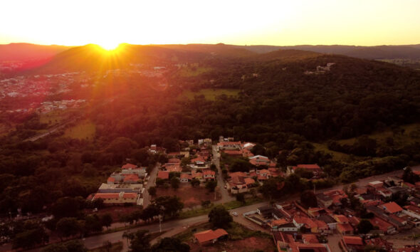 Pirenópolis desperta em dourado no nascer do sol do Jardim Vila Boa Pirenópolis desperta em dourado no nascer do sol do Jardim Vila Boa