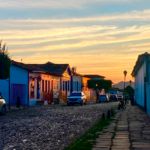 Fim de tarde colore as pedras e casas de Pirenópolis