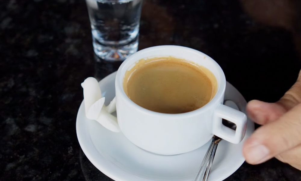 O Café da Reserva Andorinhas oferece uma experiência dedicada aos cafés especiais, unindo conhecimento, qualidade e cuidado em cada etapa do preparo. Em meio à natureza da Reserva Andorinhas, o espaço convida os visitantes a apreciar sabores autênticos em um ambiente acolhedor.